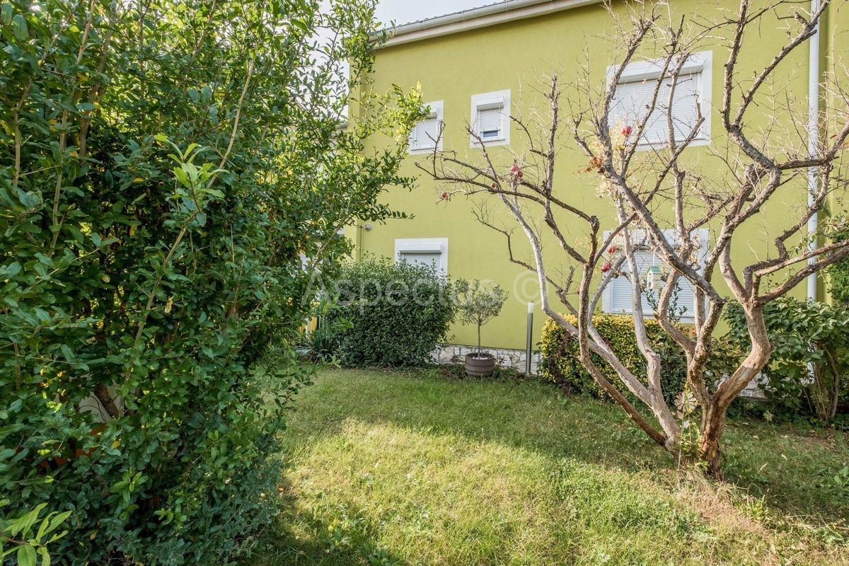 Kuća, namještena, bazen, garaža, mirna lokacija, Pula