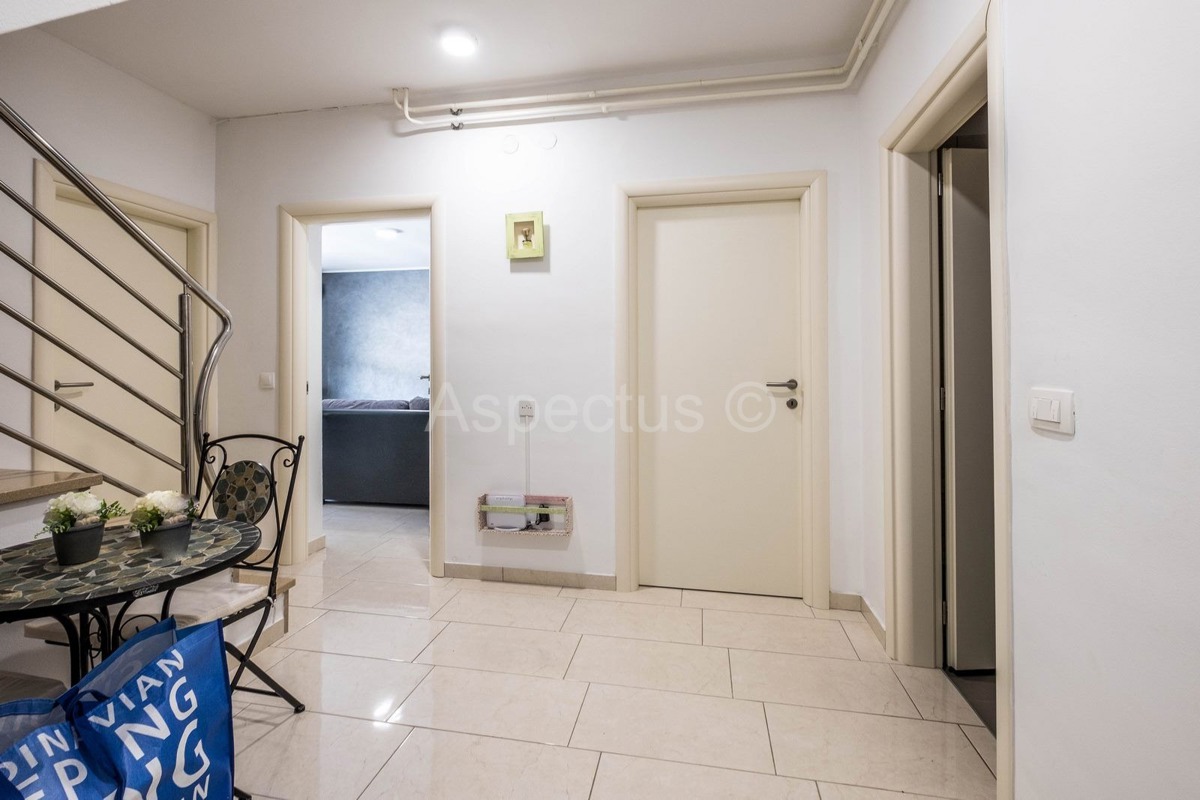 Kuća, namještena, bazen, garaža, mirna lokacija, Pula