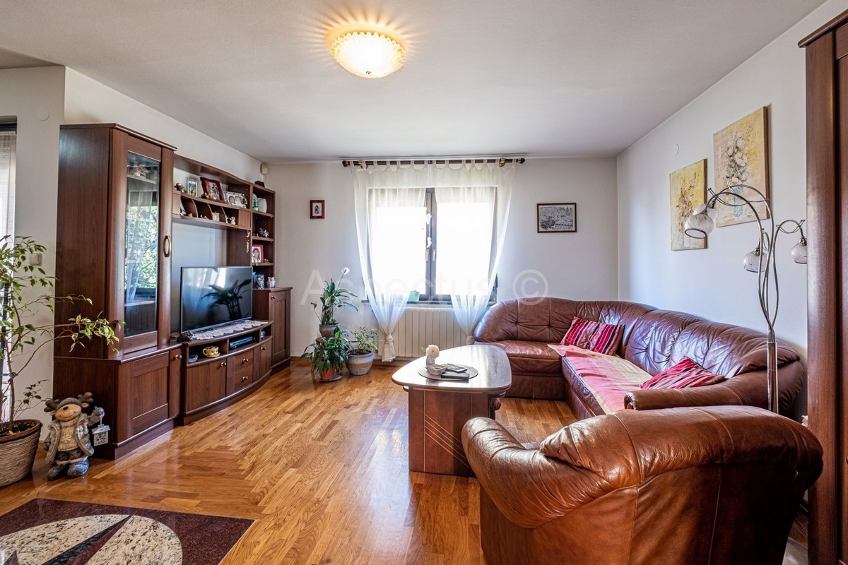 Casa, 2 edifici separati + garage, Medolino