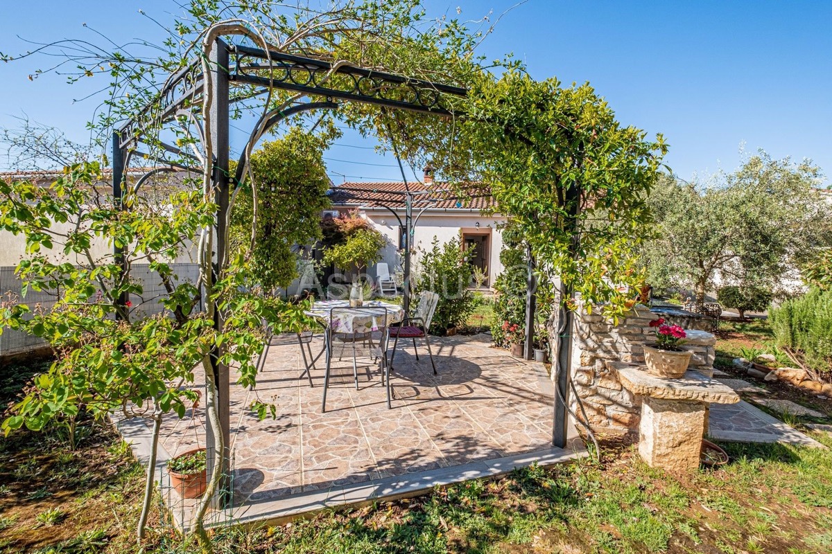 Casa, 2 edifici separati + garage, Medolino