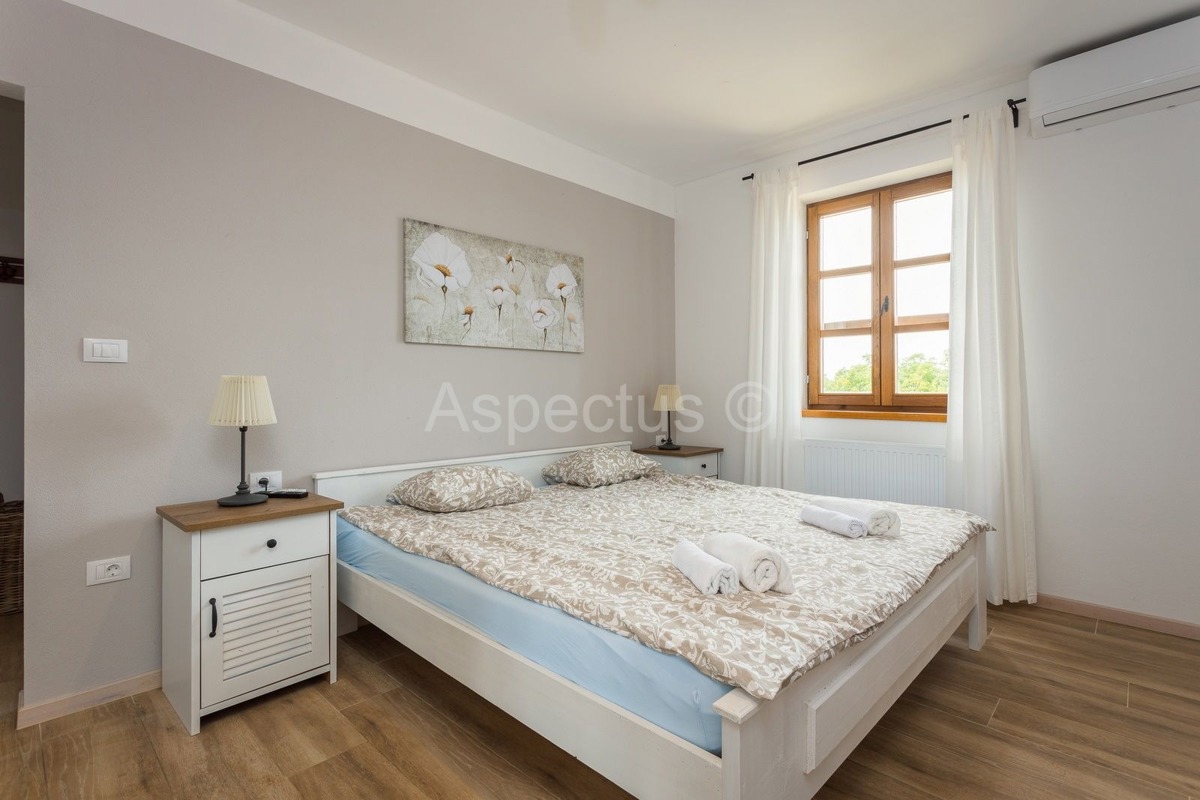 Villa di lusso con piscina, arredata, giardino, garage, a 12 km da Fasana, dintorni di Pola