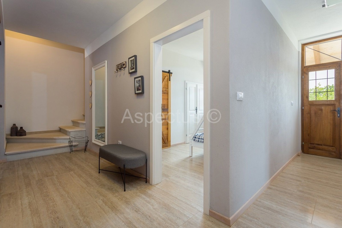 Villa di lusso con piscina, arredata, giardino, garage, a 12 km da Fasana, dintorni di Pola