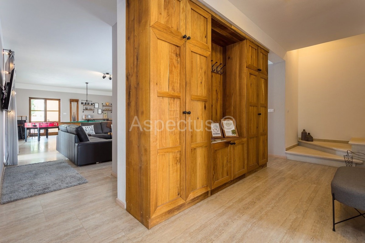 Villa di lusso con piscina, arredata, giardino, garage, a 12 km da Fasana, dintorni di Pola