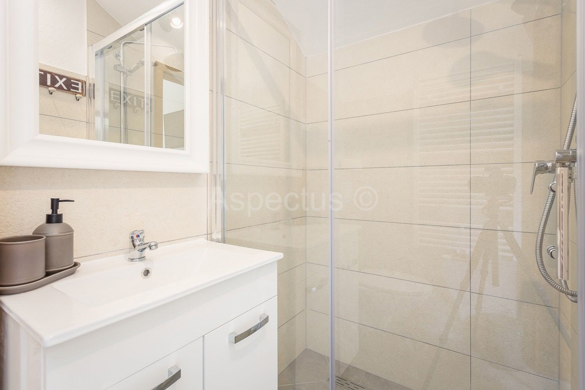 Villa di lusso con piscina, arredata, giardino, garage, a 12 km da Fasana, dintorni di Pola