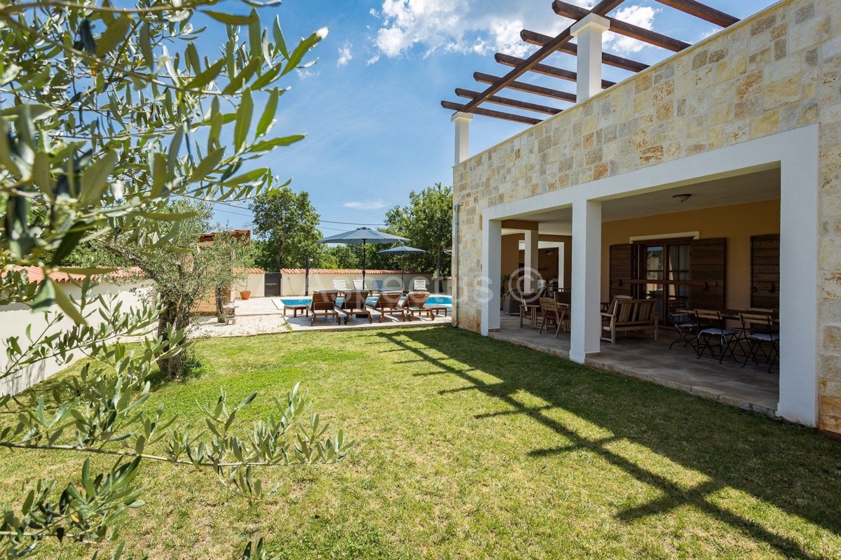 Villa di lusso con piscina, arredata, giardino, garage, a 12 km da Fasana, dintorni di Pola