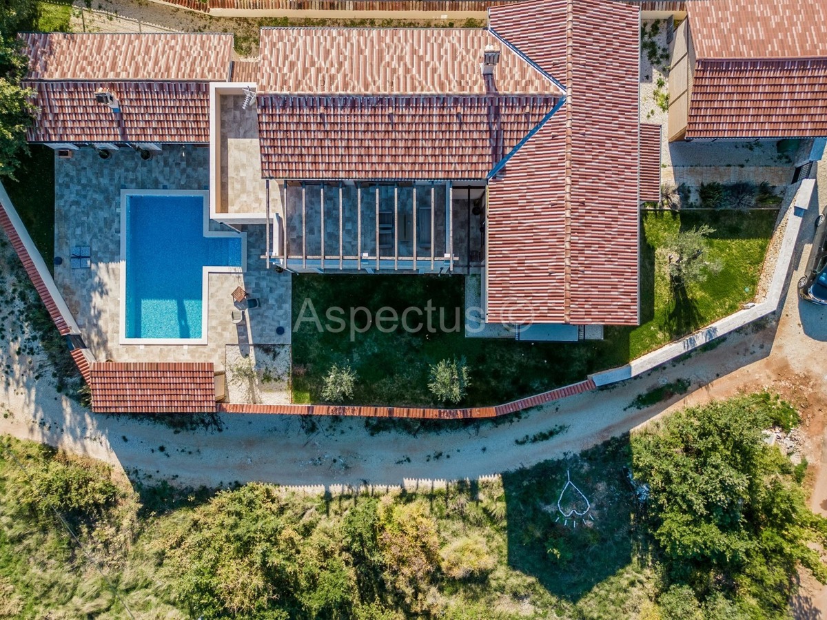 Villa di lusso con piscina, arredata, giardino, garage, a 12 km da Fasana, dintorni di Pola
