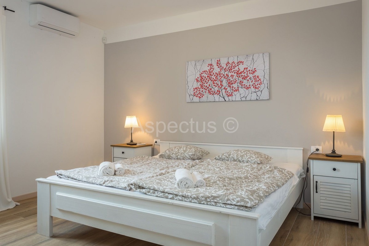 Villa di lusso con piscina, arredata, giardino, garage, a 12 km da Fasana, dintorni di Pola