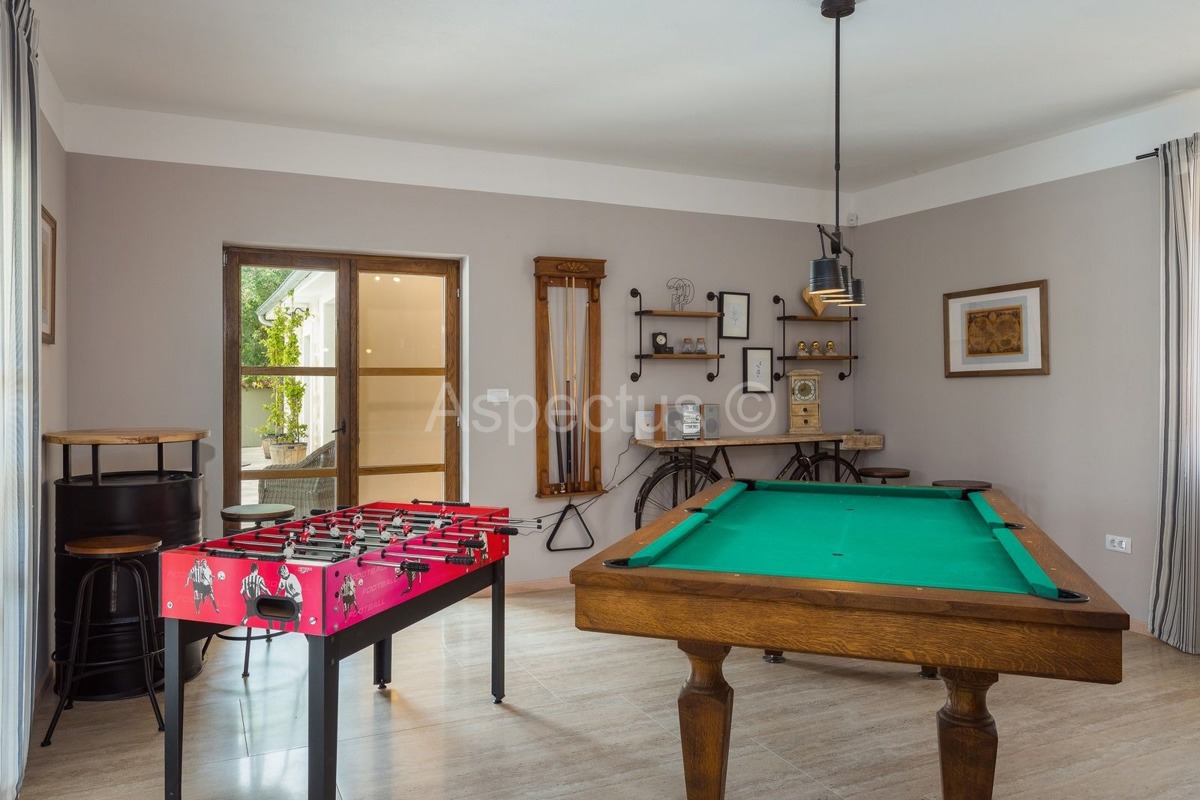 Villa di lusso con piscina, arredata, giardino, garage, a 12 km da Fasana, dintorni di Pola
