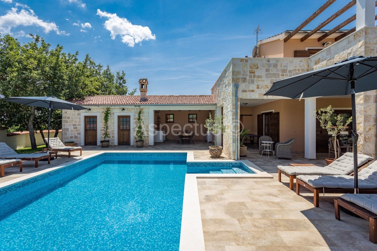 Villa di lusso con piscina, arredata, giardino, garage, a 12 km da Fasana, dintorni di Pola