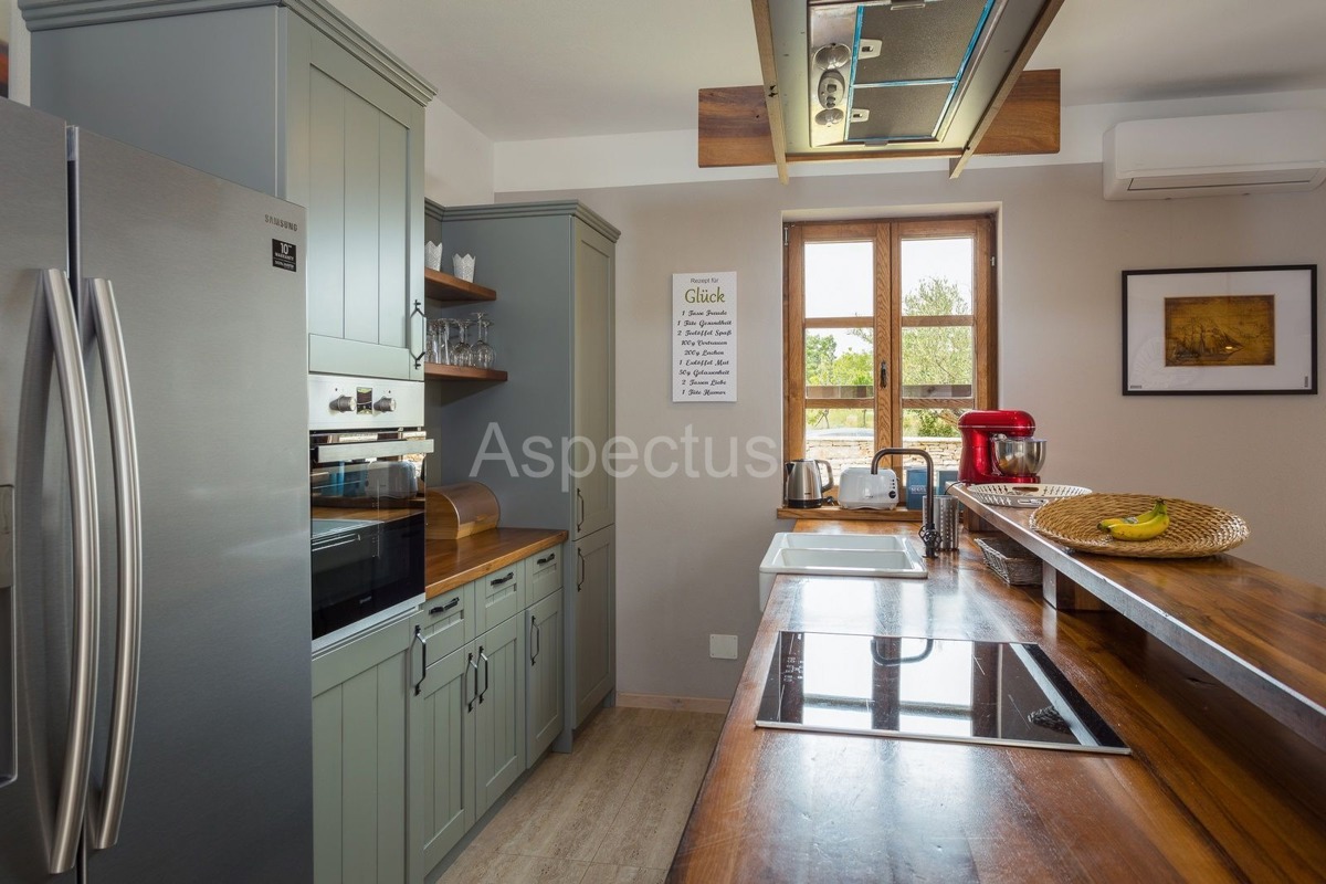 Villa di lusso con piscina, arredata, giardino, garage, a 12 km da Fasana, dintorni di Pola