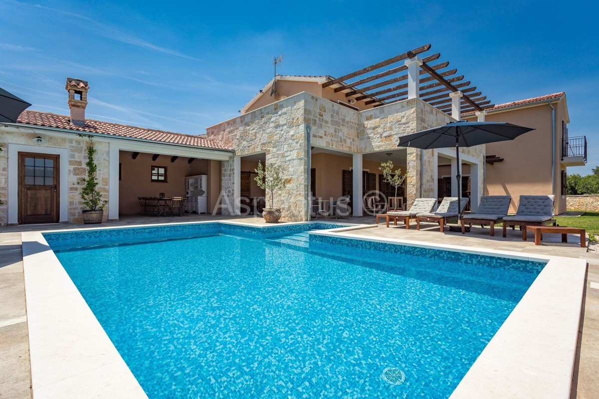 Villa di lusso con piscina, arredata, giardino, garage, a 12 km da Fasana, dintorni di Pola