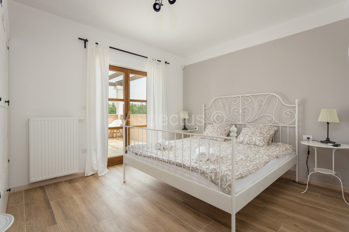 Villa di lusso con piscina, arredata, giardino, garage, a 12 km da Fasana, dintorni di Pola