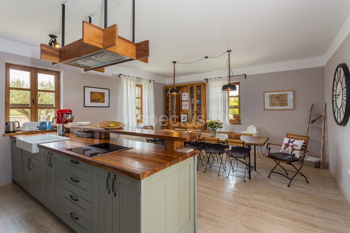 Villa di lusso con piscina, arredata, giardino, garage, a 12 km da Fasana, dintorni di Pola