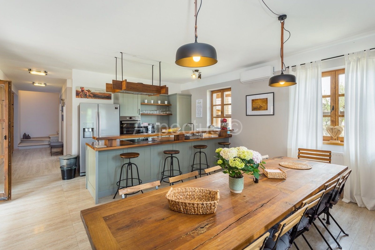 Villa di lusso con piscina, arredata, giardino, garage, a 12 km da Fasana, dintorni di Pola