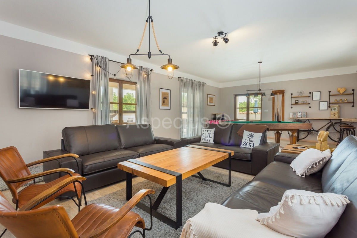 Villa di lusso con piscina, arredata, giardino, garage, a 12 km da Fasana, dintorni di Pola