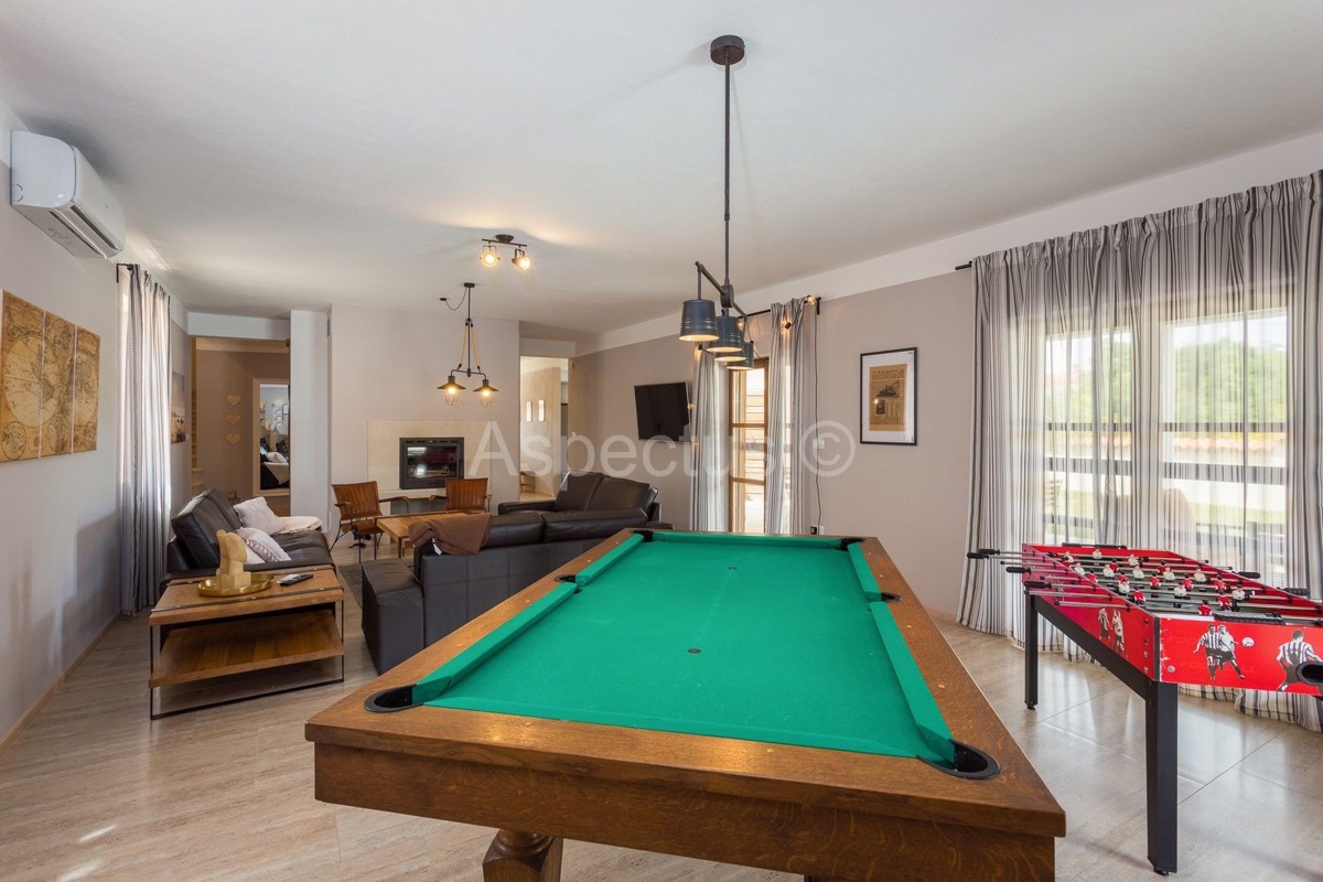 Villa di lusso con piscina, arredata, giardino, garage, a 12 km da Fasana, dintorni di Pola