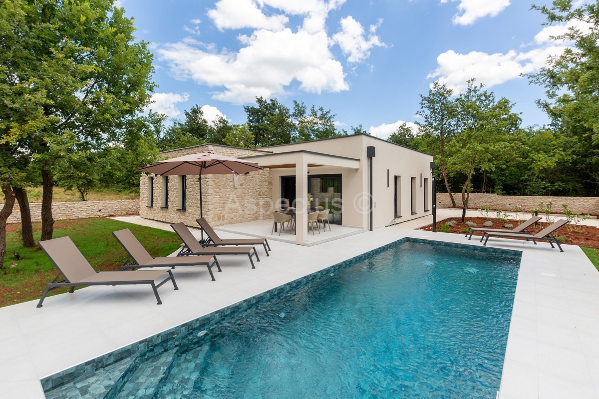 Una nuova casa ad un piano con piscina immersa nella natura, Pola, vicino a Sanvincenti