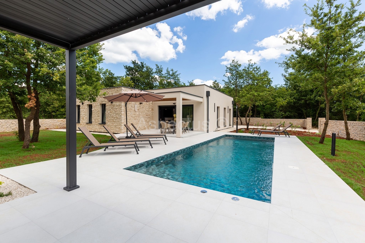 Una nuova casa ad un piano con piscina immersa nella natura, Pola, vicino a Sanvincenti