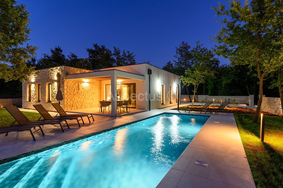 Una nuova casa ad un piano con piscina immersa nella natura, Pola, vicino a Sanvincenti