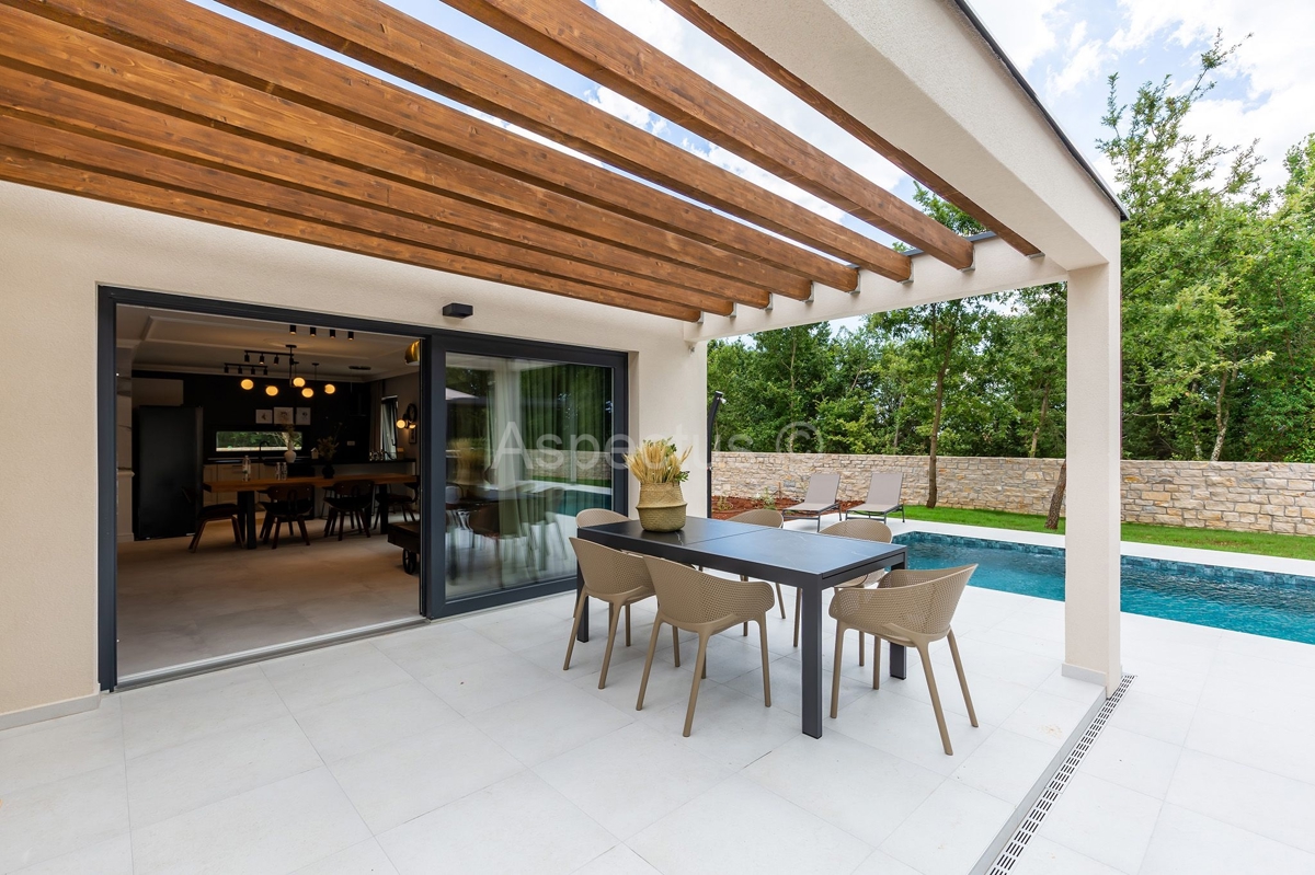 Una nuova casa ad un piano con piscina immersa nella natura, Pola, vicino a Sanvincenti