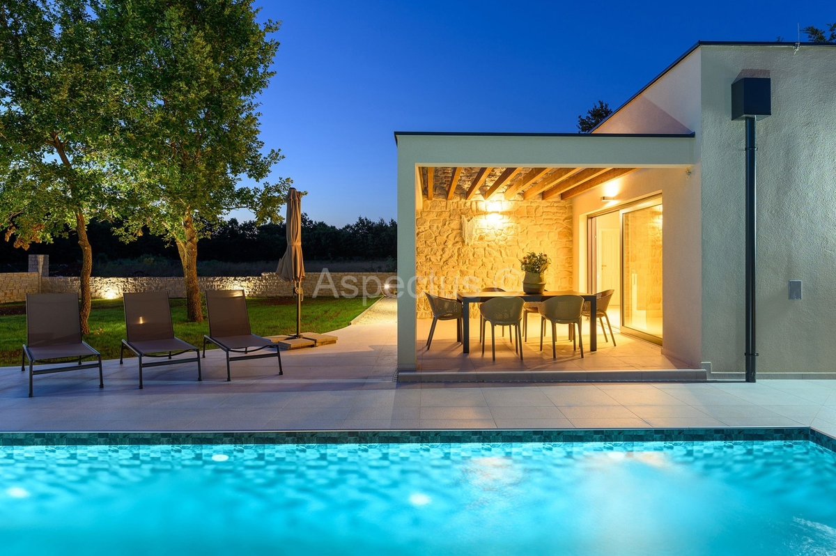 Una nuova casa ad un piano con piscina immersa nella natura, Pola, vicino a Sanvincenti