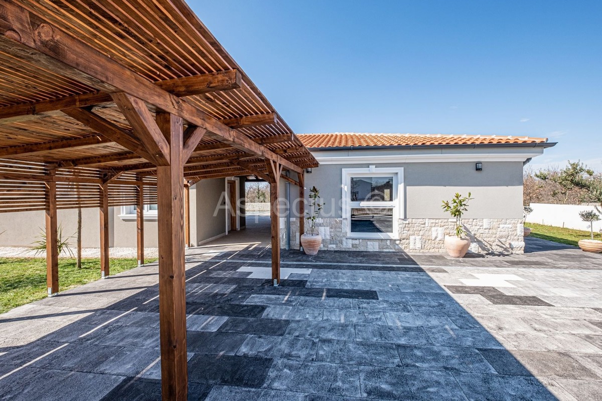 Kuća/ Villa s bazenom s okućnicom, blizina Svetvinčente