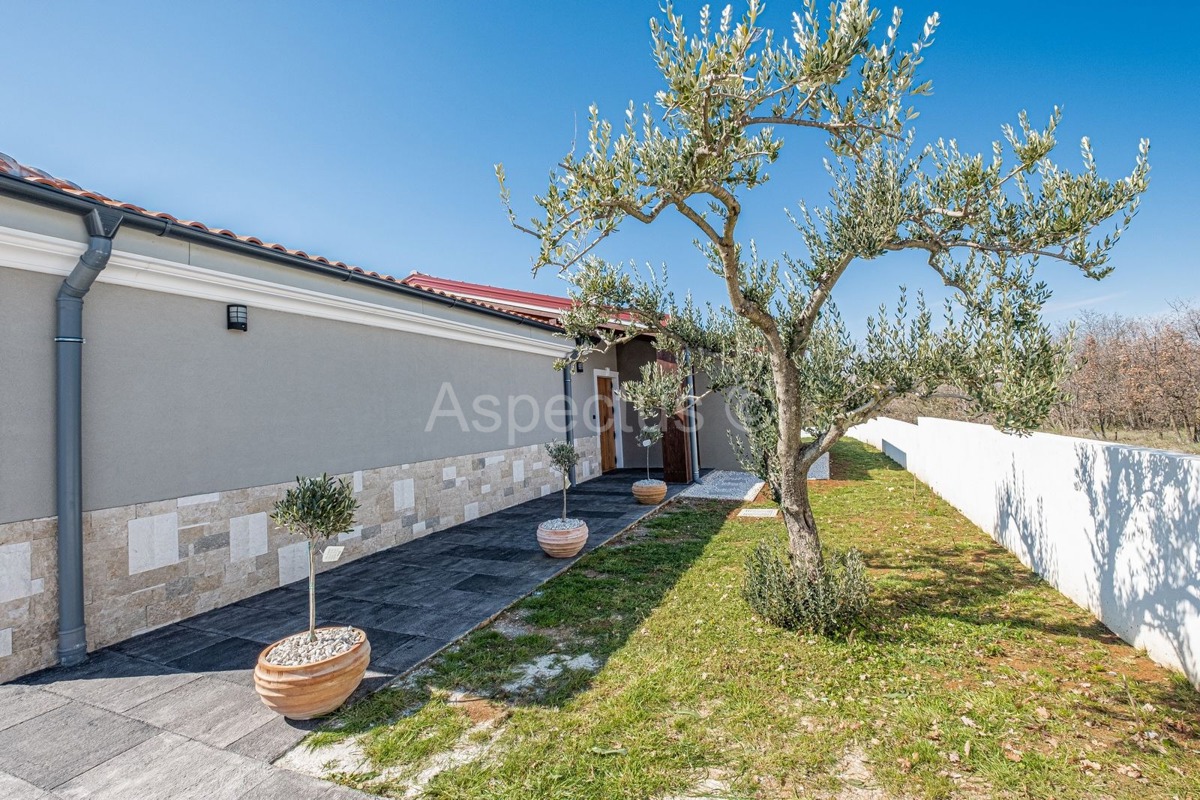 Kuća/ Villa s bazenom s okućnicom, blizina Svetvinčente