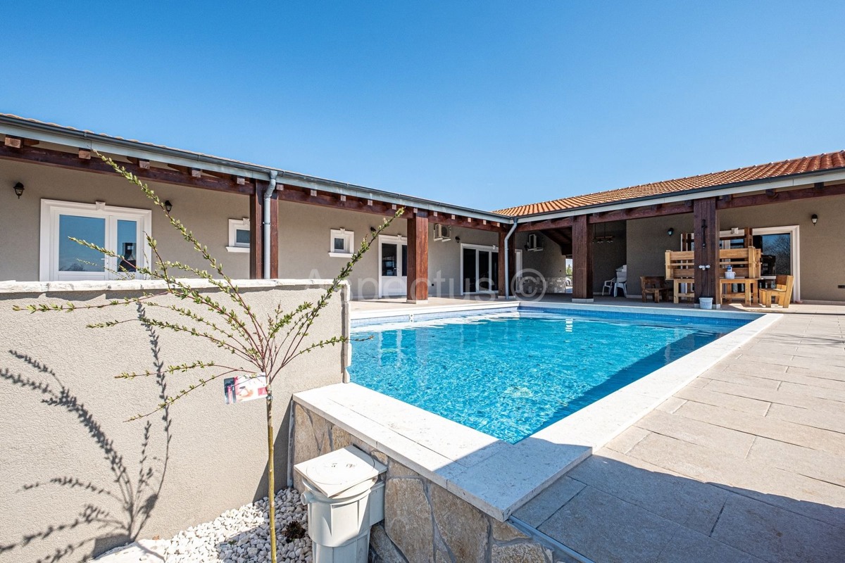 Kuća/ Villa s bazenom s okućnicom, blizina Svetvinčente