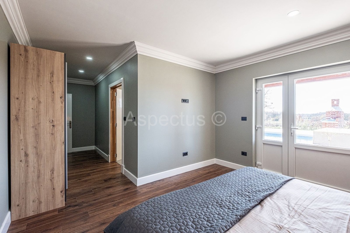 Kuća/ Villa s bazenom s okućnicom, blizina Svetvinčente