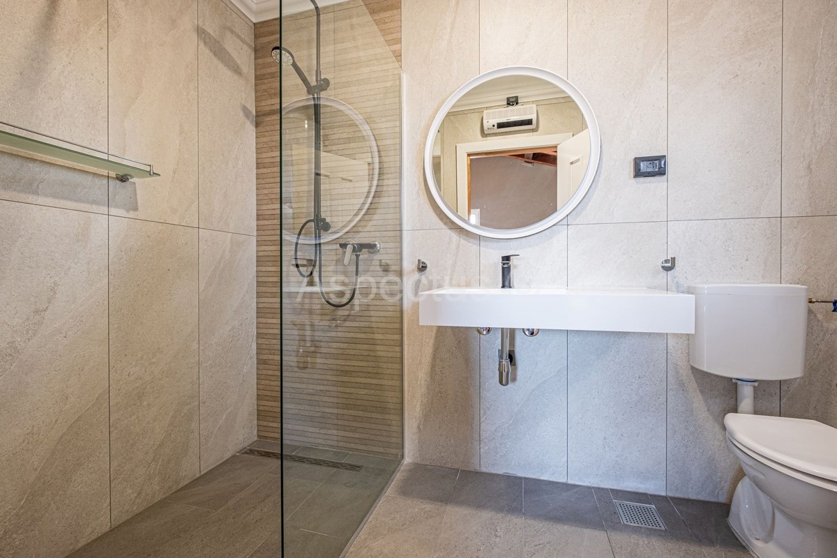 Kuća/ Villa s bazenom s okućnicom, blizina Svetvinčente