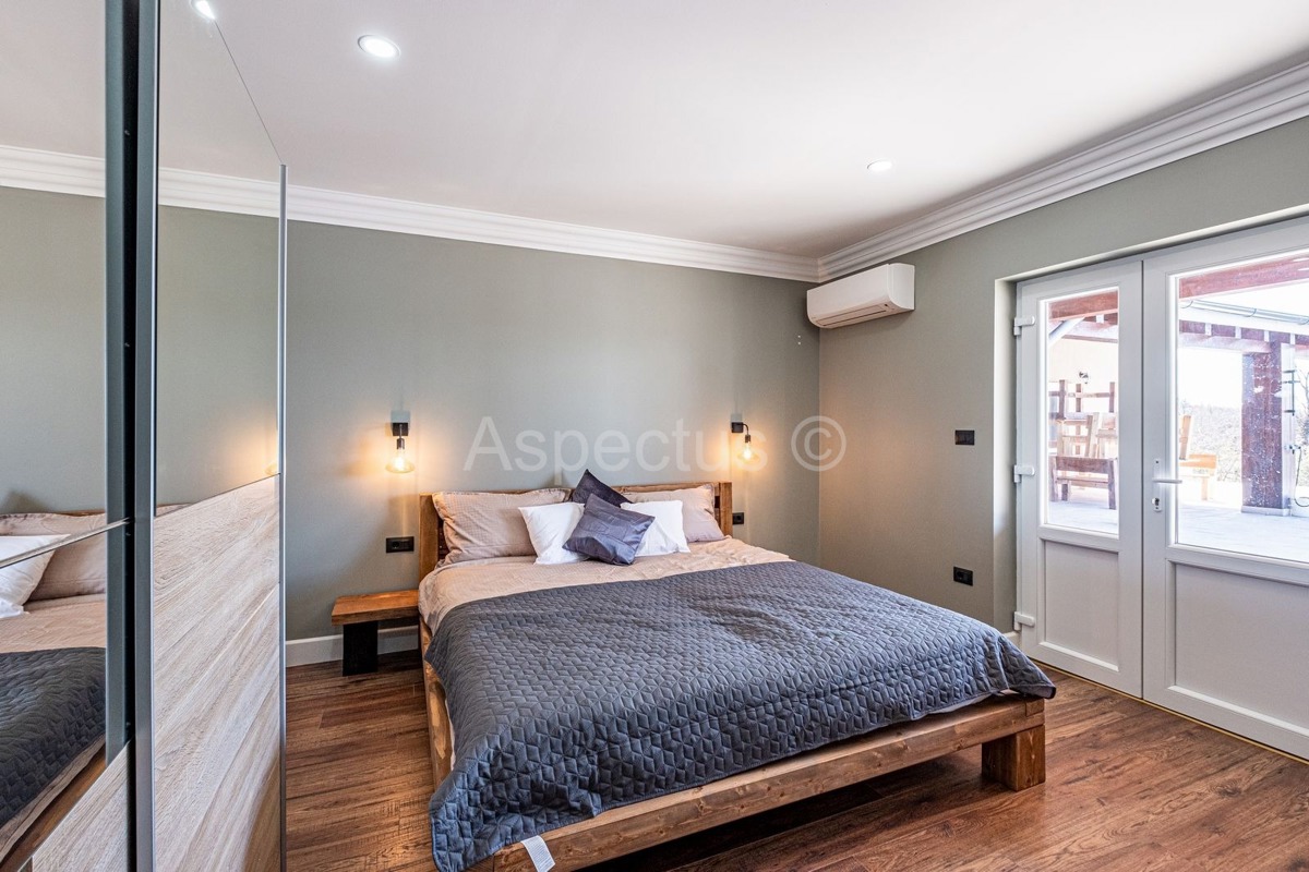 Kuća/ Villa s bazenom s okućnicom, blizina Svetvinčente