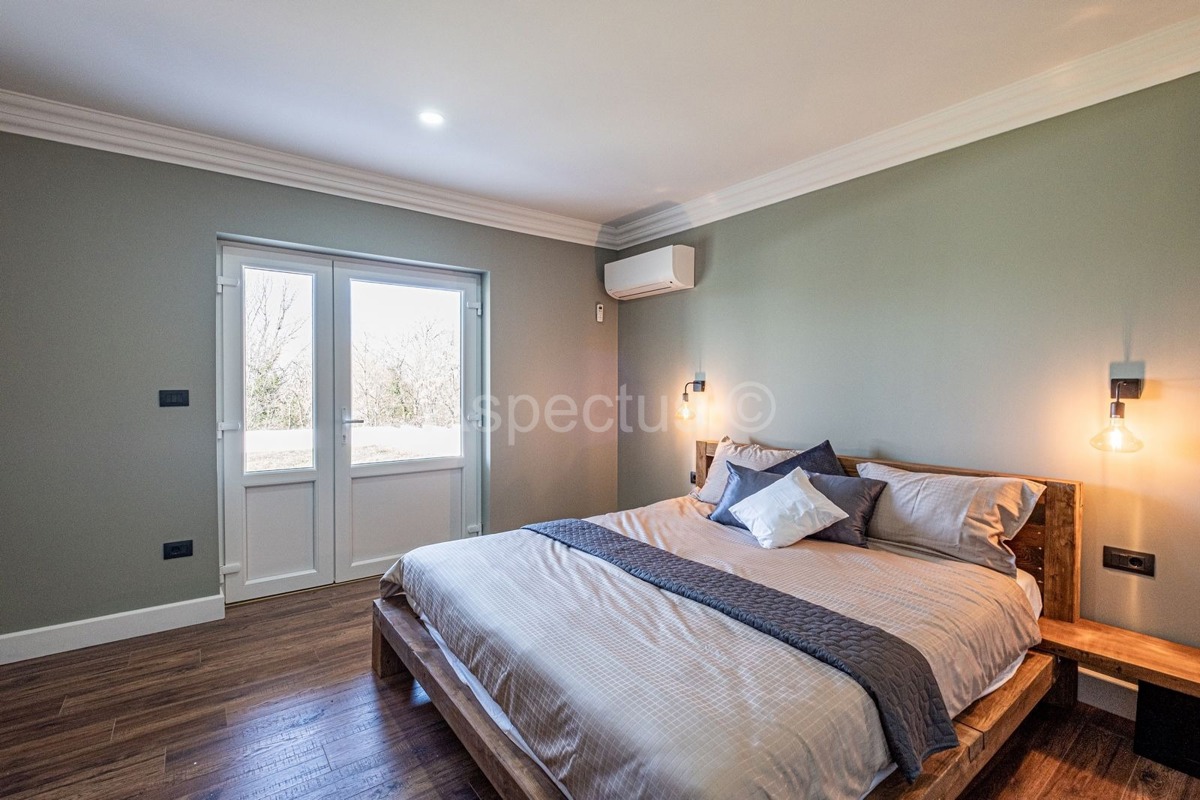 Kuća/ Villa s bazenom s okućnicom, blizina Svetvinčente