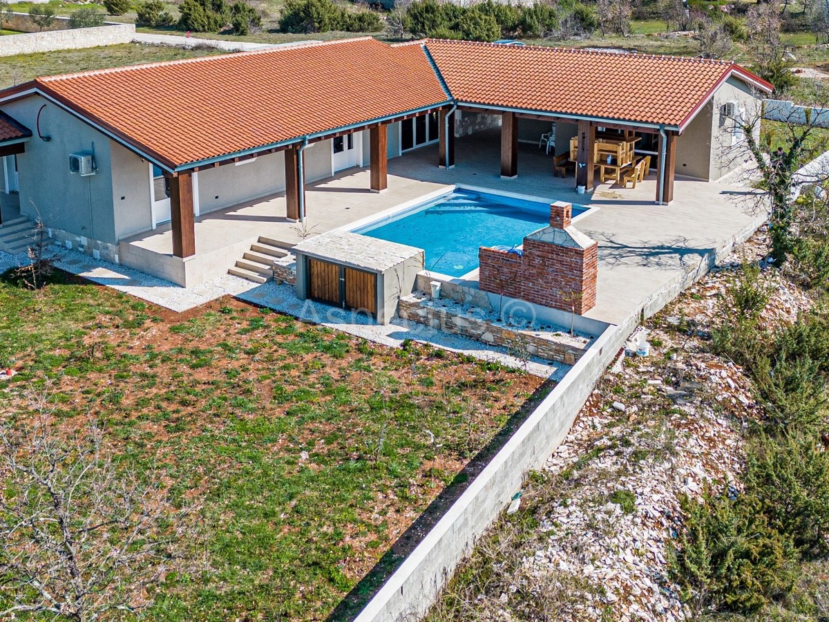 Kuća/ Villa s bazenom s okućnicom, blizina Svetvinčente