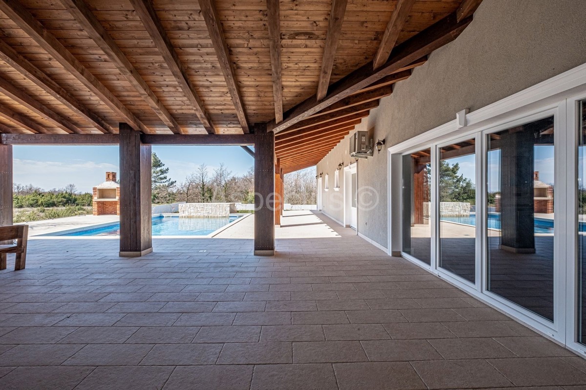 Kuća/ Villa s bazenom s okućnicom, blizina Svetvinčente