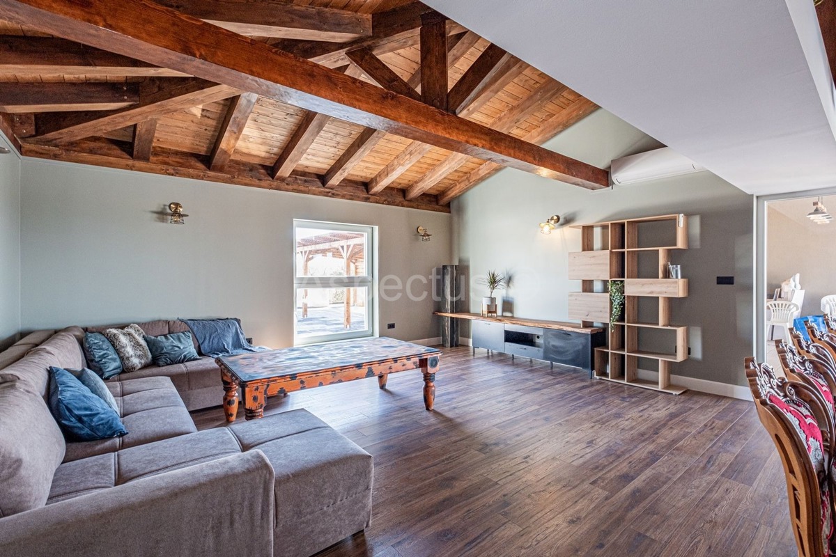 Kuća/ Villa s bazenom s okućnicom, blizina Svetvinčente