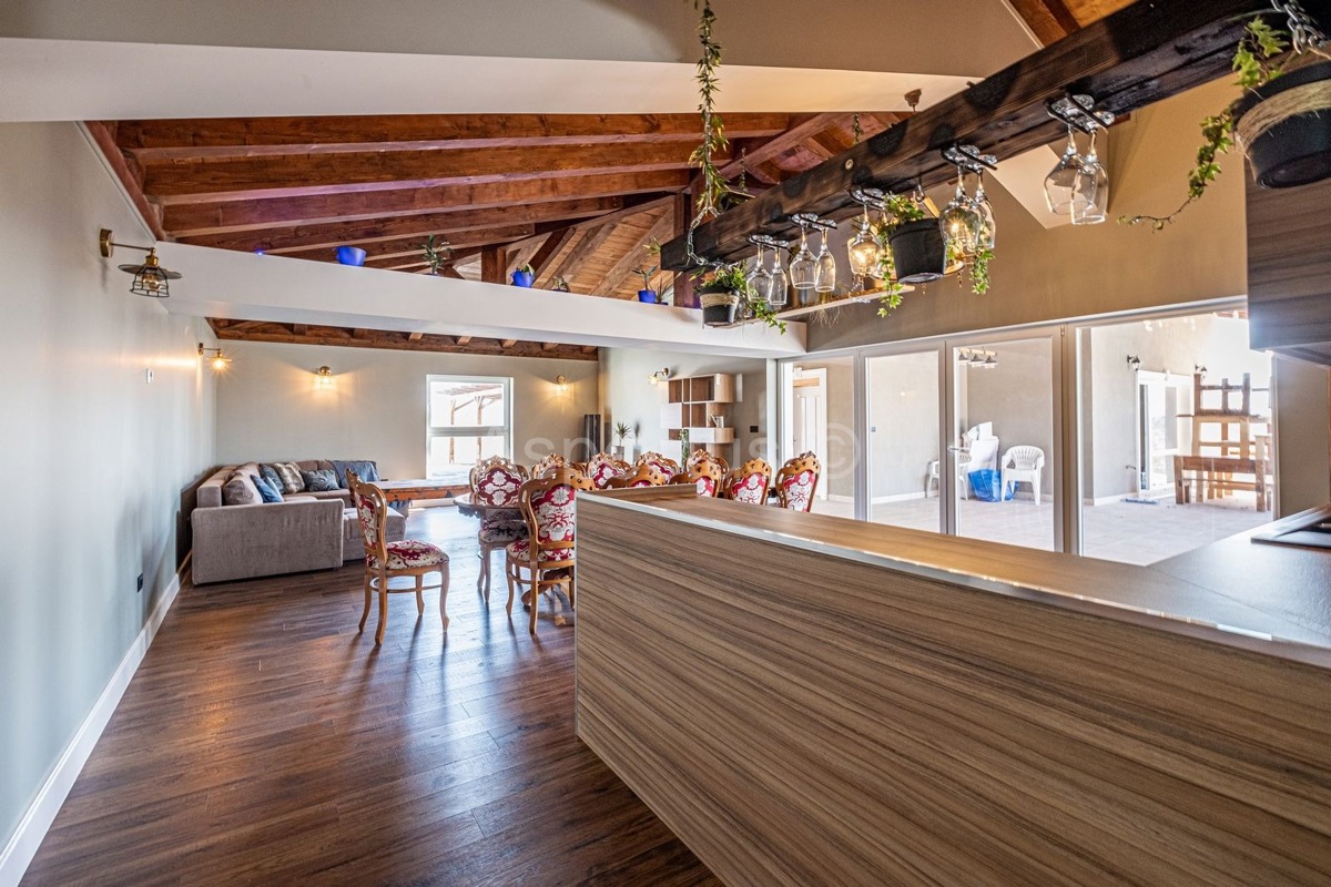 Kuća/ Villa s bazenom s okućnicom, blizina Svetvinčente