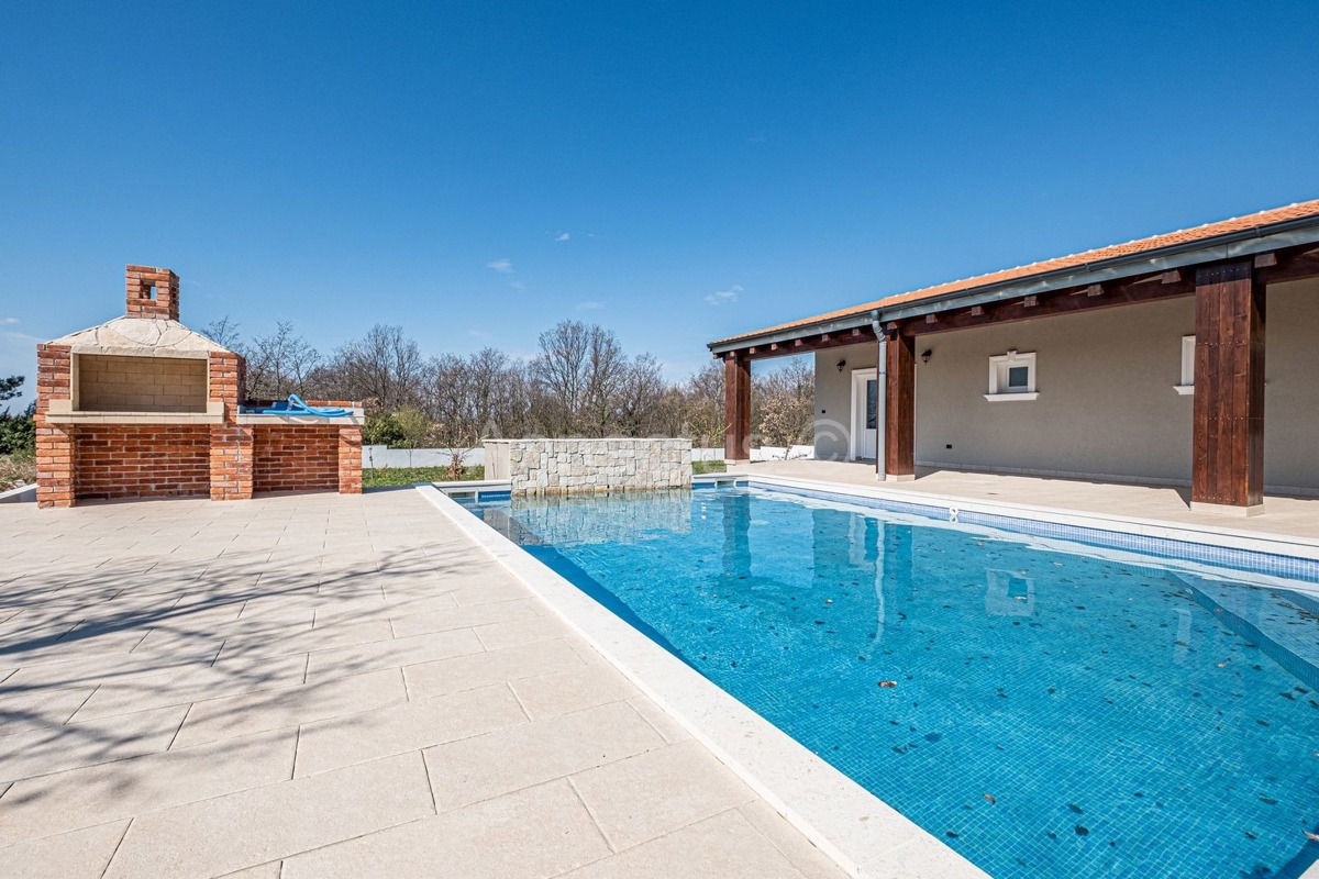 Kuća/ Villa s bazenom s okućnicom, blizina Svetvinčente