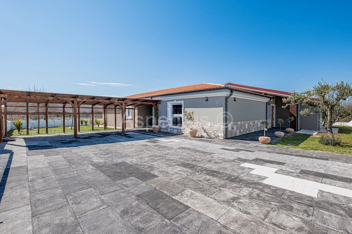 Casa/villa con piscina e giardino, vicino a Svetvinčenta, vicino a Svetvincenat