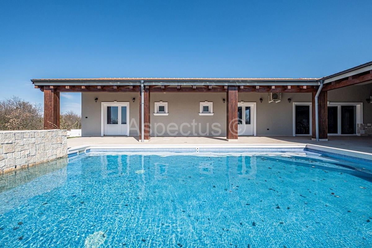 Casa/villa con piscina e giardino, vicino a Svetvinčenta, vicino a Svetvincenat