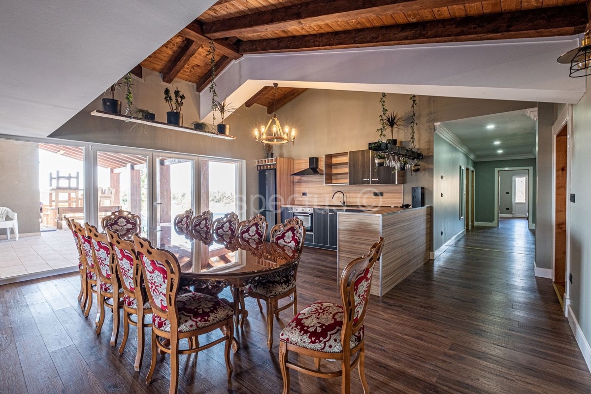 Kuća/ Villa s bazenom s okućnicom, blizina Svetvinčente