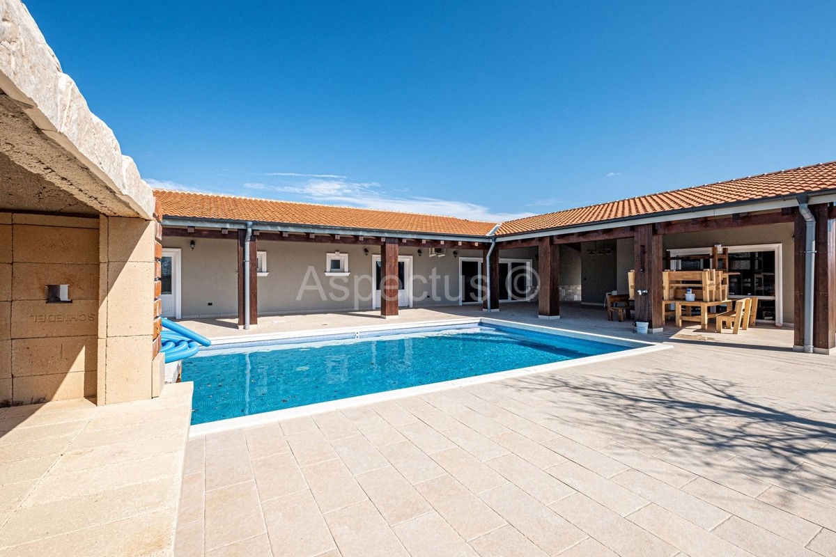 Kuća/ Villa s bazenom s okućnicom, blizina Svetvinčente