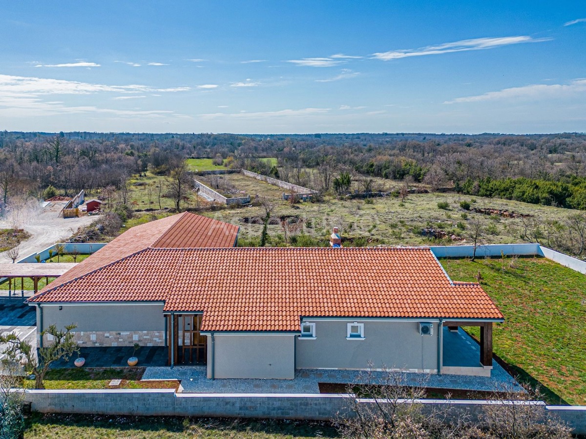 Kuća/ Villa s bazenom s okućnicom, blizina Svetvinčente