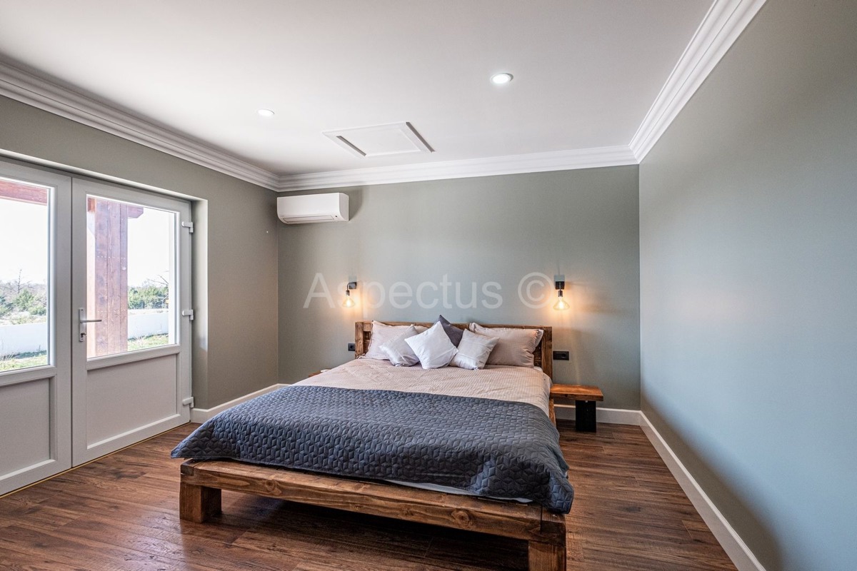 Kuća/ Villa s bazenom s okućnicom, blizina Svetvinčente