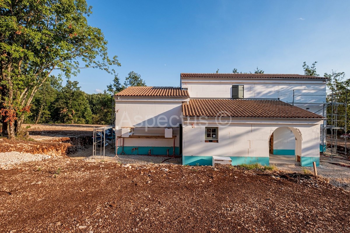 Nuova casa con piscina, posizione tranquilla vicino a Pisino, 35 km da Rovigno