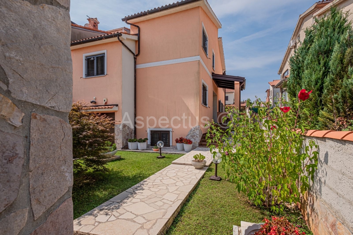 Casa familiare con 4 camere da letto, garage, vicino alla spiaggia, Medulin, Banjole