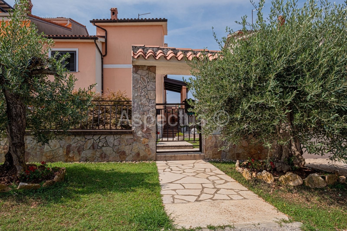 Casa familiare con 4 camere da letto, garage, vicino alla spiaggia, Medulin, Banjole