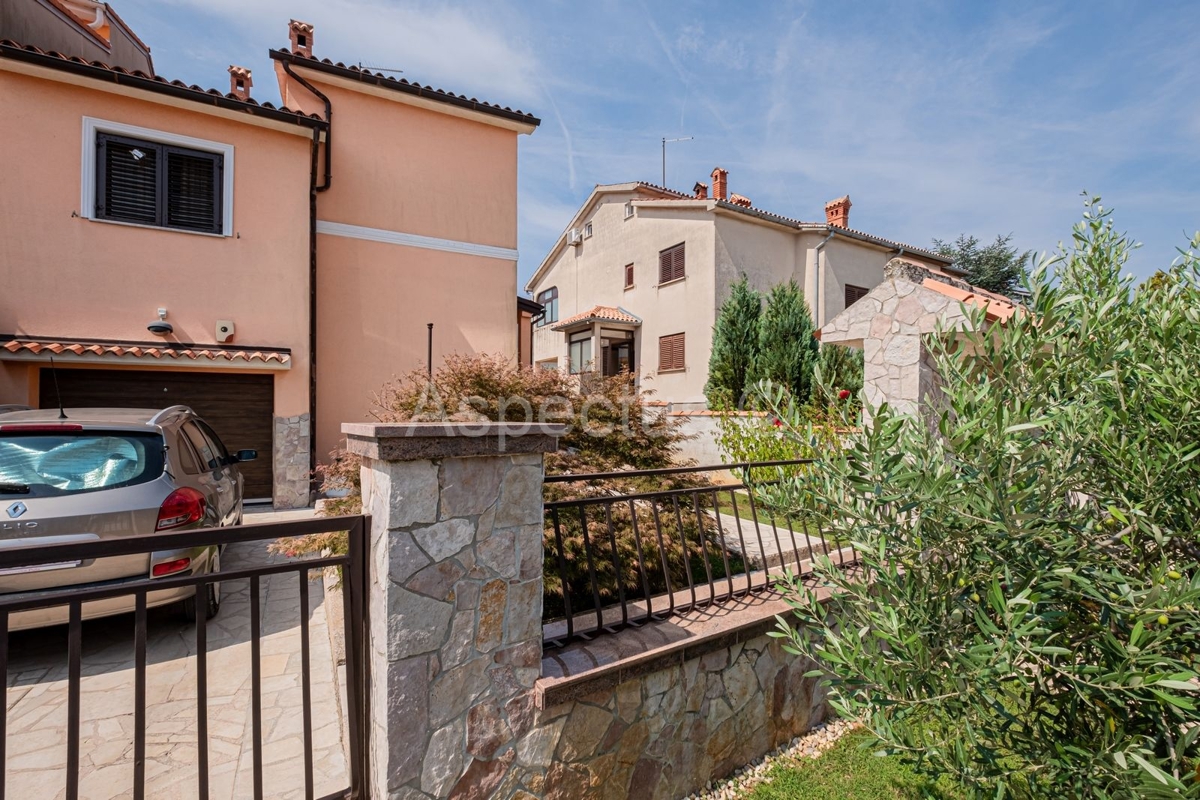 Casa familiare con 4 camere da letto, garage, vicino alla spiaggia, Medulin, Banjole