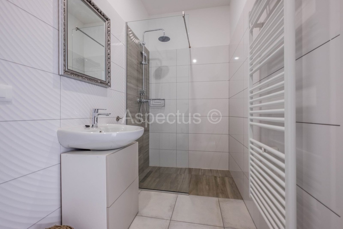 Kuća s bazenom i uređenom okućnicom, namještena, okolica Pule