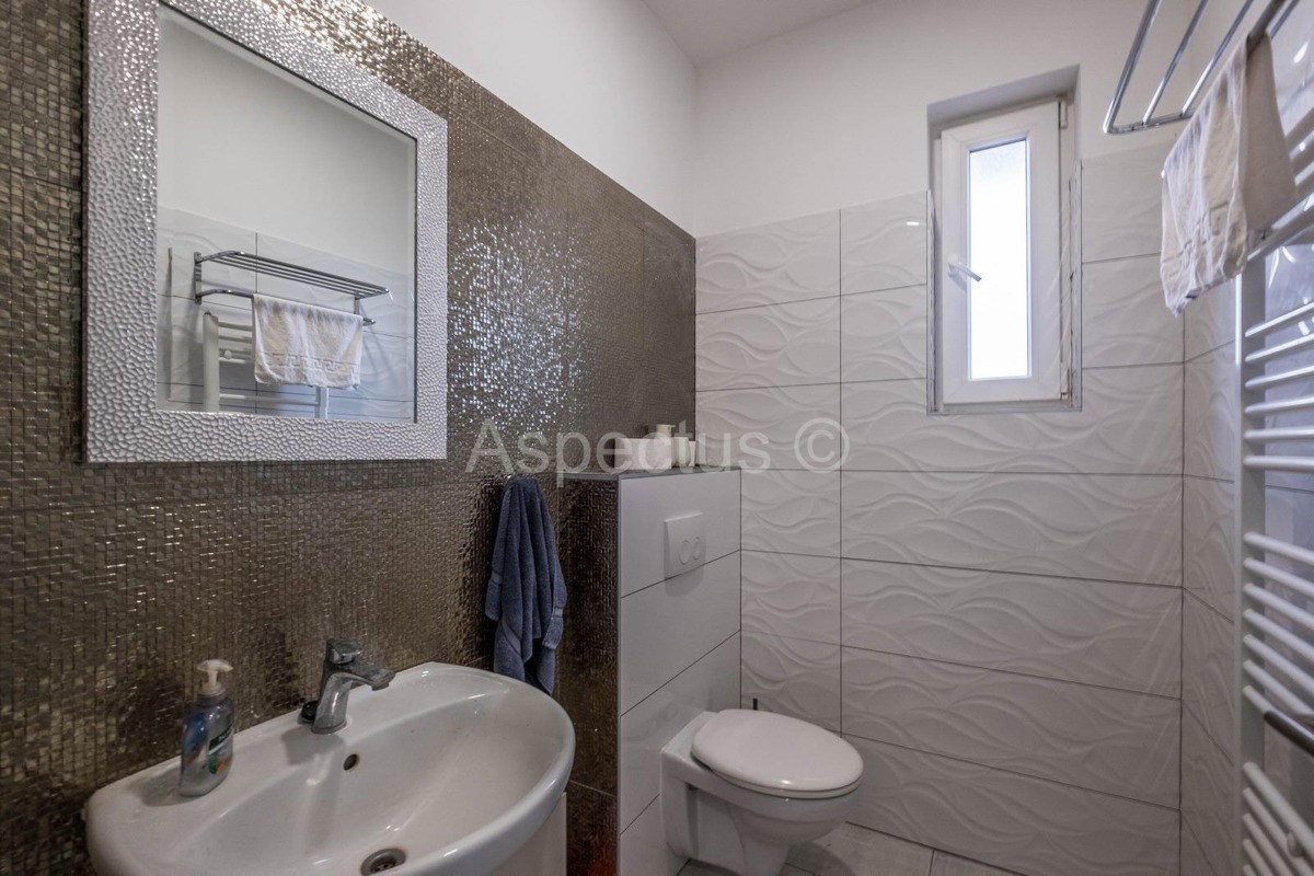 Kuća s bazenom i uređenom okućnicom, namještena, okolica Pule