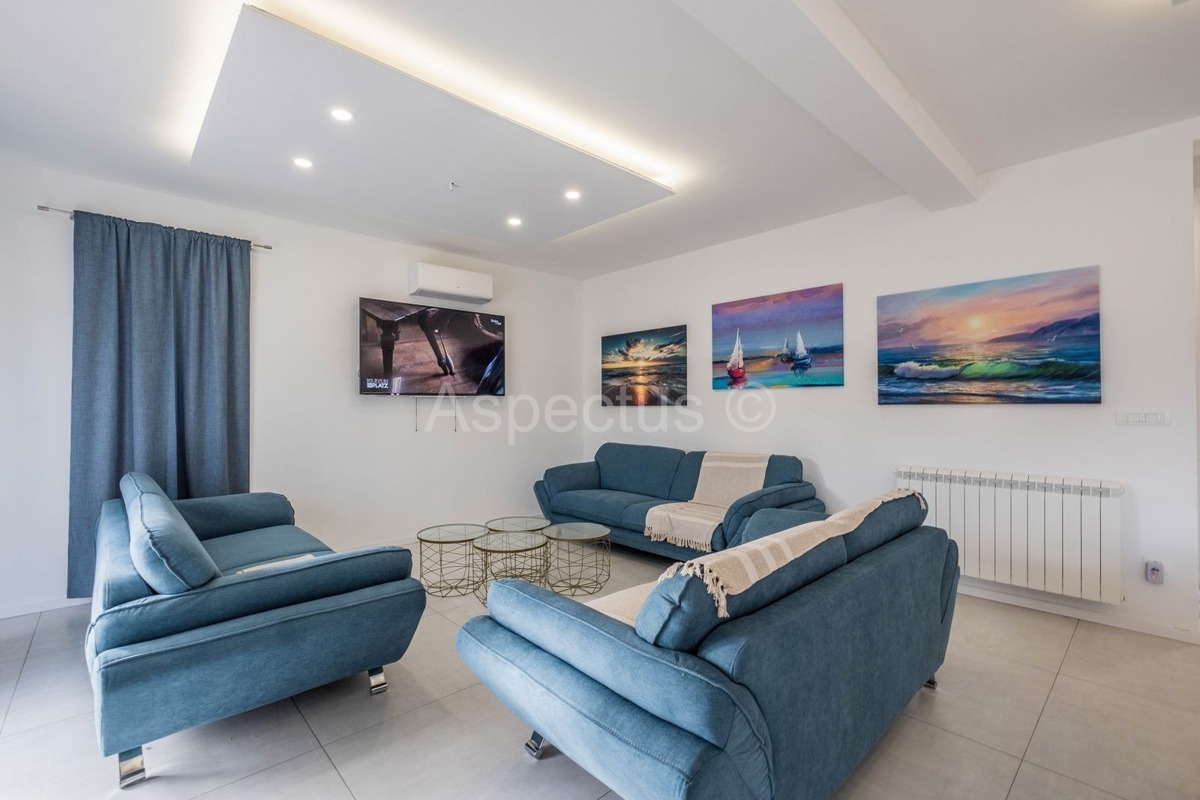 Kuća s bazenom i uređenom okućnicom, namještena, okolica Pule